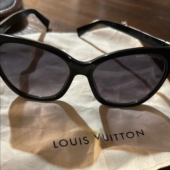 Marc Jacob’s Elegant Black Sunglasses - Picture 4 of 4